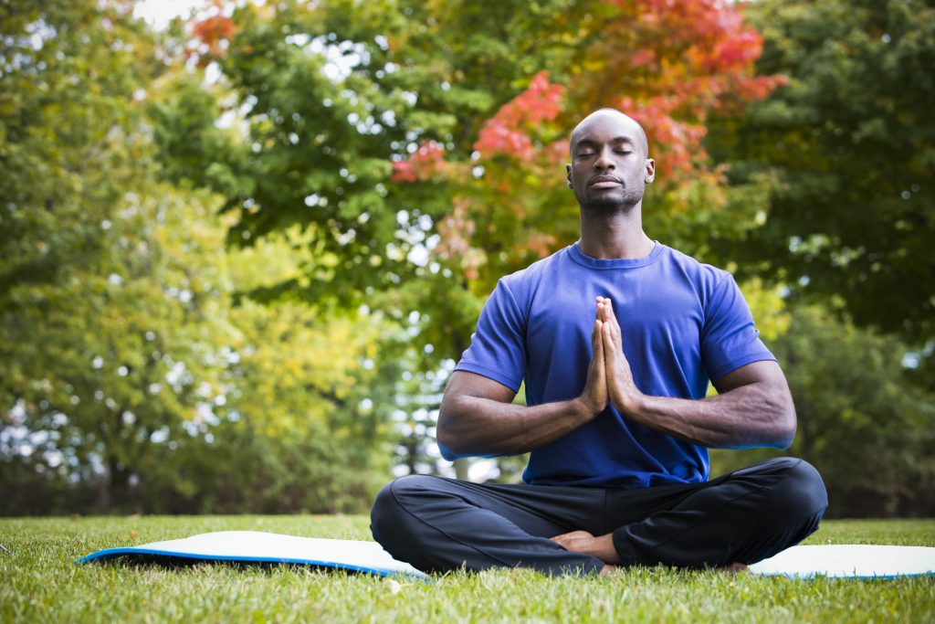 Pratica ioga para aliviar o cansaço diário